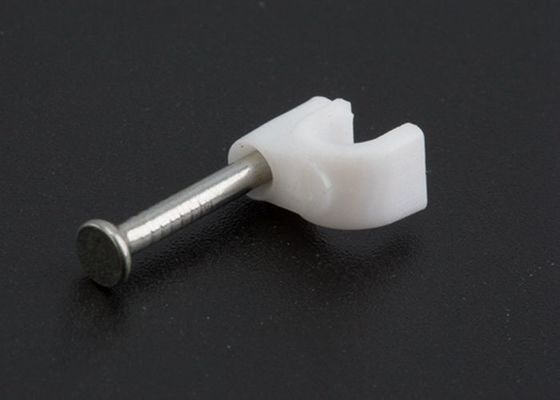 Chine Le fil en plastique blanc de câble de cercle coupe/vis dans des colliers de câble avec le clou en acier 100pce par Pkt fournisseur